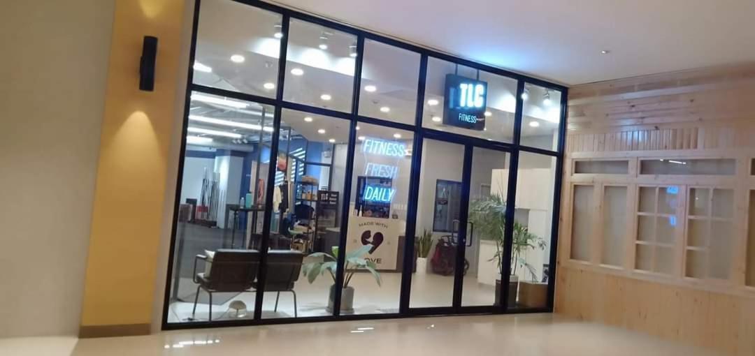One Uptown Opposite Of Grandhyatt Hotel Manila Taguig City Exterior photo